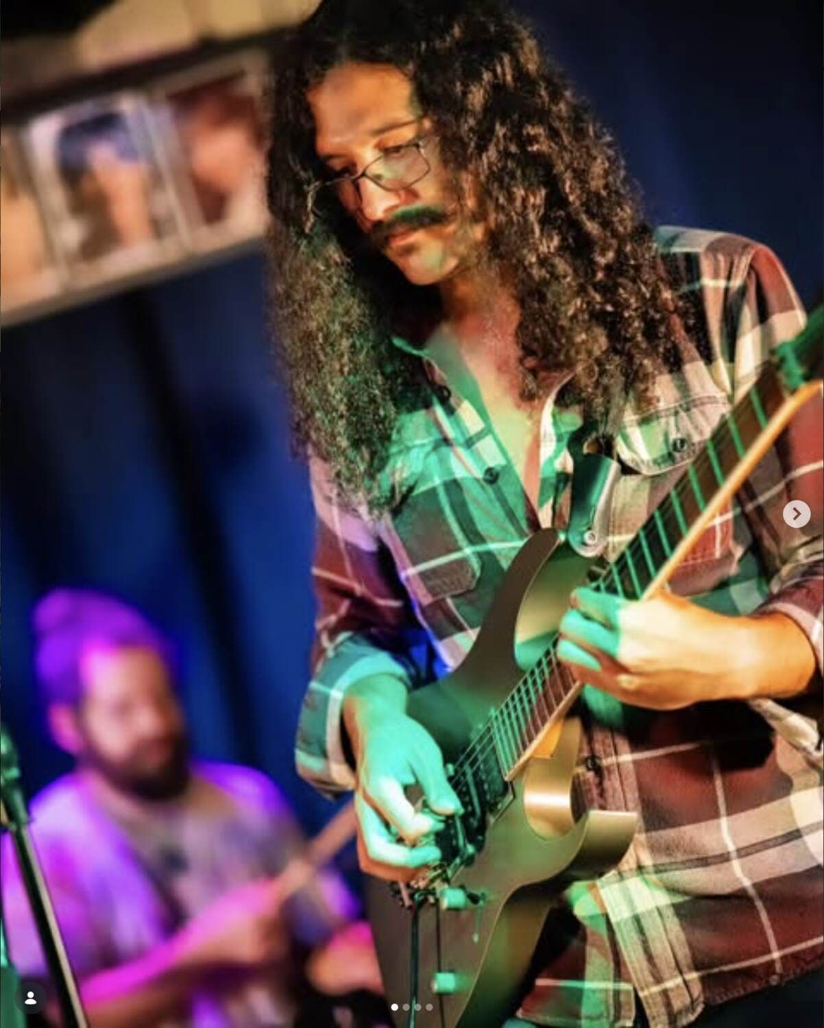 Jonathan Zalzman performing live on guitar